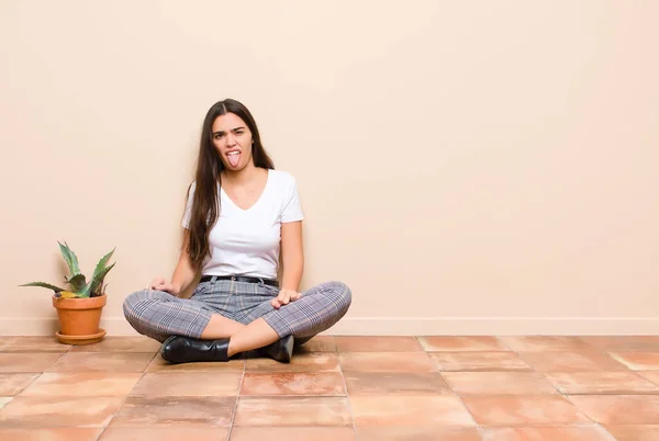 Jovem Bonita Mulher Sentindo Enojado Irritado Furando Língua Para Fora — Fotografia de Stock