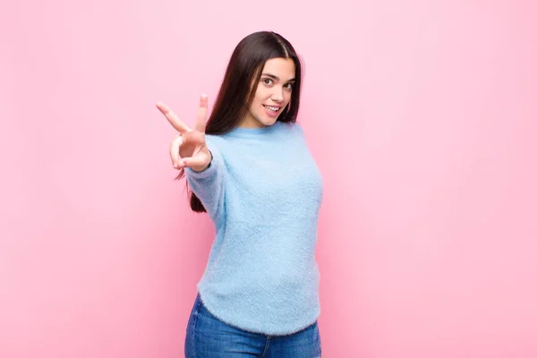 Joven Bonita Mujer Sonriendo Mirando Feliz Despreocupada Positiva Gestando Victoria —  Fotos de Stock