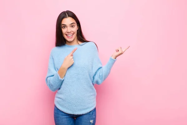 Jeune Jolie Femme Souriant Joyeusement Pointant Vers Côté Vers Haut — Photo