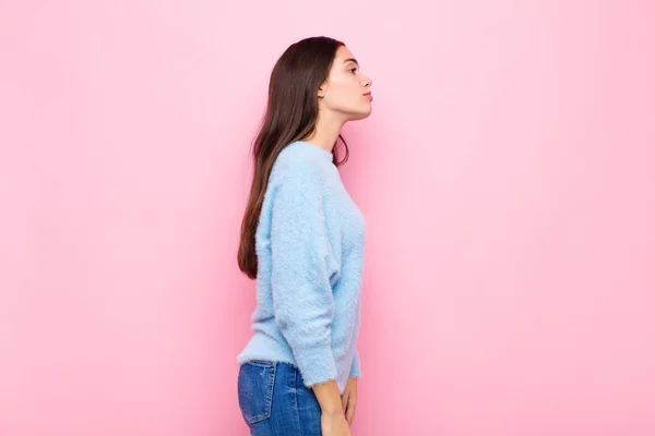 Jovem Bonita Mulher Visão Perfil Olhando Para Copiar Espaço Frente — Fotografia de Stock