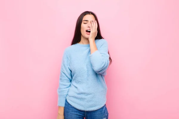 Joven Bonita Mujer Buscando Soñolienta Aburrida Bostezando Con Dolor Cabeza — Foto de Stock