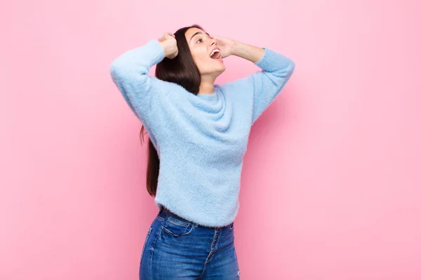 Giovane Bella Donna Con Bocca Aperta Guardando Inorridito Scioccato Causa — Foto Stock