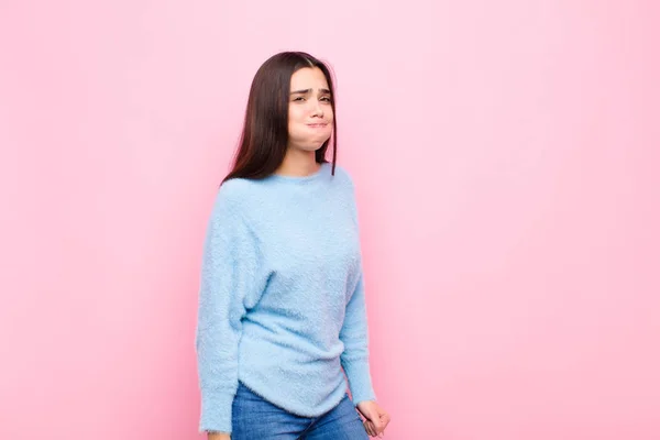 Jovem Mulher Bonita Com Uma Expressão Pateta Louco Surpreso Bochechas — Fotografia de Stock