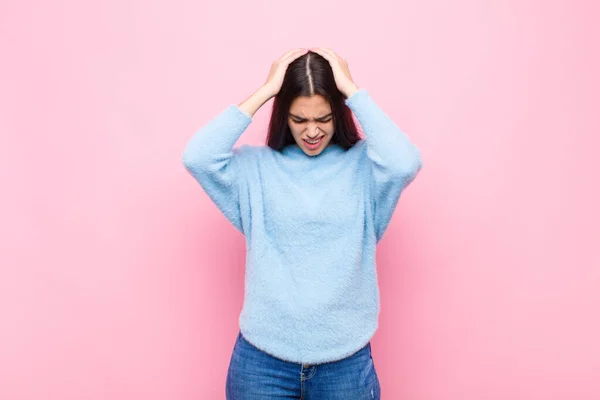 Joven Bonita Mujer Sentirse Estresada Frustrada Levantando Las Manos Cabeza — Foto de Stock