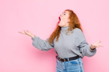 Genç kızıl saçlı kadın opera yapıyor ya da konserde şarkı söylüyor. Romantik, sanatsal ve pembe duvara karşı tutkulu.