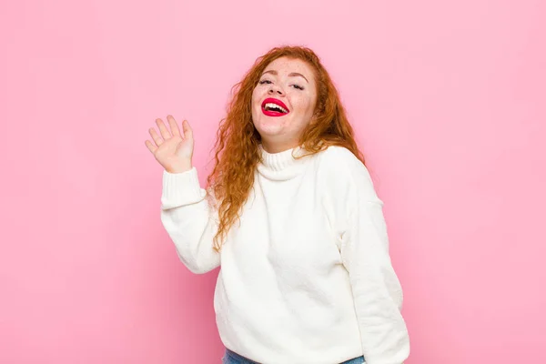 Junge Rote Kopf Frau Lächelt Glücklich Und Fröhlich Winkt Hand — Stockfoto
