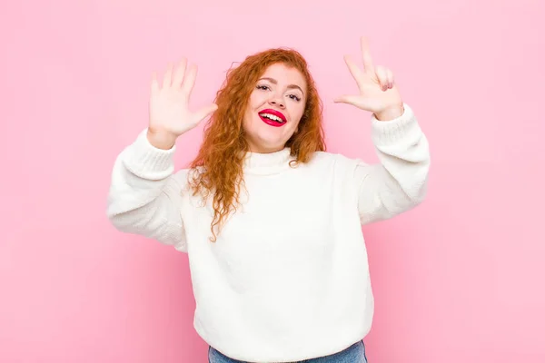 Jovem Mulher Cabeça Vermelha Sorrindo Olhando Amigável Mostrando Número Oito — Fotografia de Stock