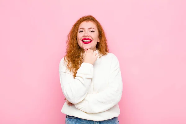 Junge Frau Mit Rotem Kopf Lächelt Genießt Das Leben Fühlt — Stockfoto