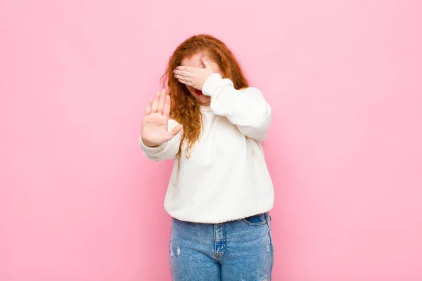 Genç Kızıl Saçlı Kadın Yüzünü Eliyle Kapatıyor Diğer Elini Kamerayı — Stok fotoğraf