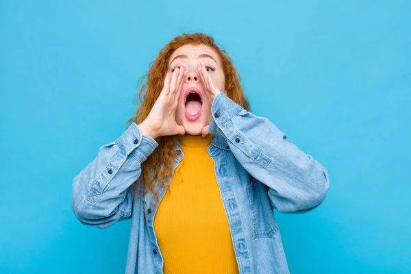 Joven Mujer Pelirroja Sintiéndose Feliz Emocionada Positiva Dando Gran Grito — Foto de Stock