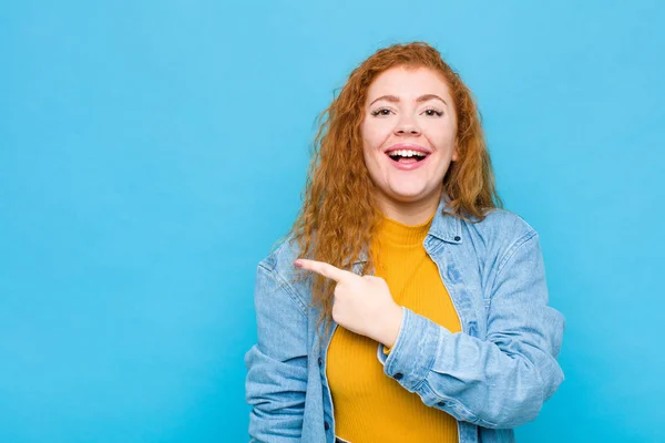 Joven Cabeza Roja Mujer Sonriendo Alegremente Sintiéndose Feliz Señalando Hacia — Foto de Stock