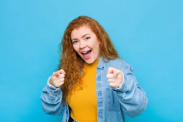 Joven Mujer Pelirroja Sonriendo Con Una Actitud Positiva Exitosa Feliz — Foto de Stock