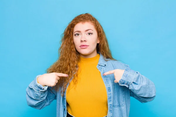 Junge Frau Mit Rotem Kopf Die Stolz Positiv Und Lässig — Stockfoto