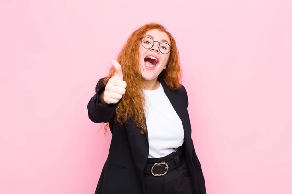 Junge Frau Mit Rotem Kopf Die Sich Stolz Unbeschwert Selbstbewusst — Stockfoto