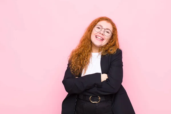 Genç Kızıl Saçlı Kadın Kollarını Kavuşturup Mutlu Bir Şekilde Gülüyor — Stok fotoğraf