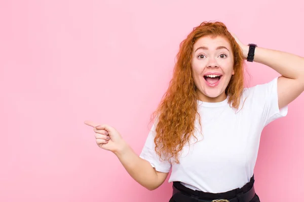 Joven Mujer Pelirroja Riendo Luciendo Feliz Positiva Sorprendida Realizando Una — Foto de Stock