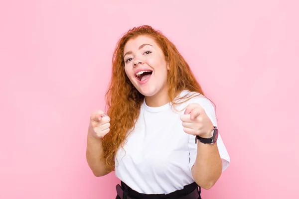 Junge Frau Mit Rotem Kopf Lächelt Mit Positiver Erfolgreicher Glücklicher — Stockfoto