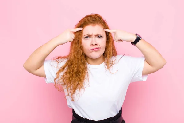 Junge Rote Kopf Frau Mit Einem Ernsten Und Konzentrierten Blick — Stockfoto