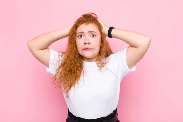 Junge Rote Kopffrau Frustriert Und Genervt Des Scheiterns Überdrüssig Müde — Stockfoto