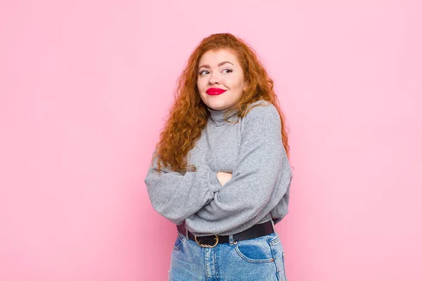 Junge Frau Mit Rotem Kopf Zuckt Mit Den Schultern Fühlt — Stockfoto