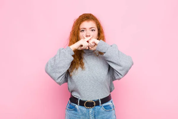 Joven Cabeza Roja Mujer Mirando Seria Disgustada Con Ambos Dedos — Foto de Stock