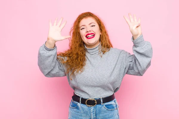 Junge Frau Mit Rotem Kopf Lächelt Und Schaut Freundlich Zeigt — Stockfoto