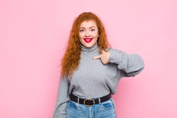 Jovem Mulher Cabeça Vermelha Olhando Feliz Orgulhoso Surpreso Alegremente Apontando — Fotografia de Stock