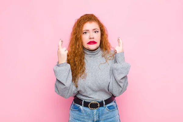 Junge Rote Kopf Frau Drückt Ängstlich Die Daumen Und Hofft — Stockfoto