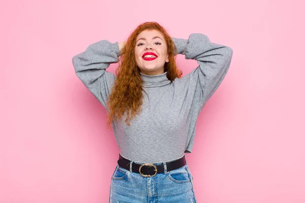 Jovem Cabeça Vermelha Mulher Olhando Feliz Despreocupado Amigável Relaxado Desfrutando — Fotografia de Stock