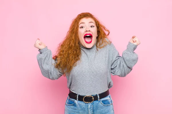 Jovem Cabeça Vermelha Mulher Olhando Extremamente Feliz Surpreso Celebrando Sucesso — Fotografia de Stock