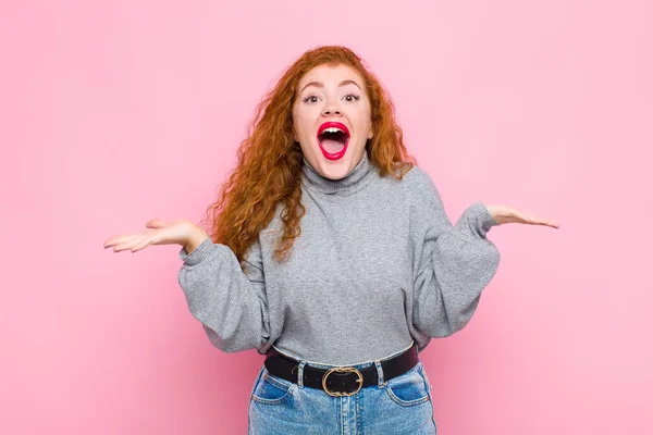 Junge Rote Kopf Frau Sieht Glücklich Und Aufgeregt Schockiert Mit — Stockfoto