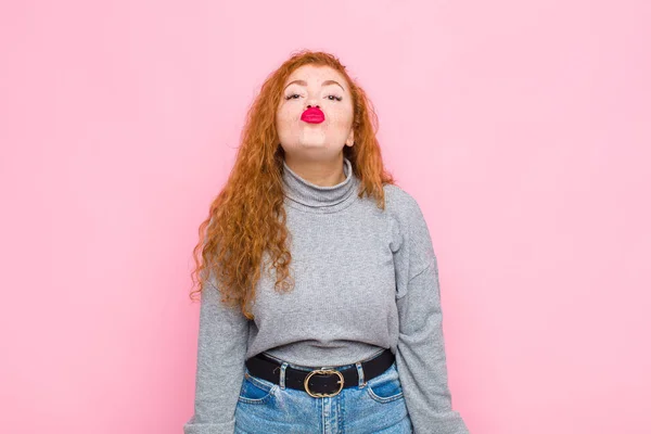 Joven Cabeza Roja Mujer Presionando Los Labios Junto Con Lindo —  Fotos de Stock