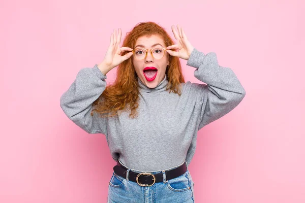 Junge Rote Kopf Frau Ist Schockiert Erstaunt Und Überrascht Und — Stockfoto