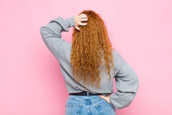 Jeune Femme Rousse Sentant Désemparée Confuse Pensant Une Solution Avec — Photo