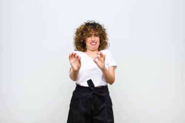 Genç, güzel bir kadın tiksinti ve mide bulantısı hissediyor. Pis kokan ya da kokan bir şeyden uzak duruyor. Beyaz duvara karşı iğrenç diyor.