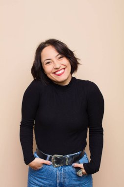 Bej arka planda genç ve güzel bir kadın.