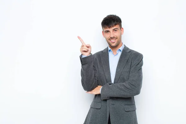 Jovem Homem Bonito Sorrindo Feliz Olhando Para Lados Querendo Saber — Fotografia de Stock