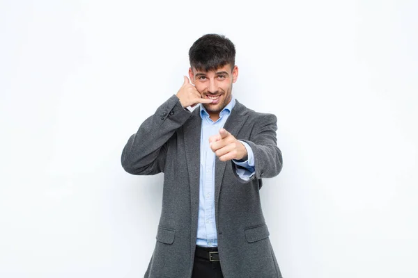 Jovem Bonito Homem Sorrindo Alegremente Apontando Para Câmera Fazer Uma — Fotografia de Stock