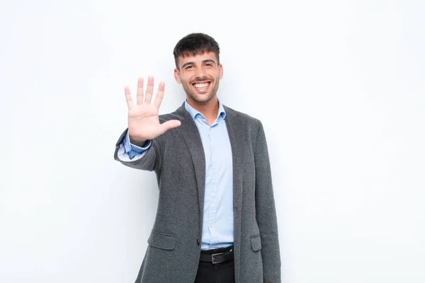 Jovem Bonito Homem Sorrindo Olhando Amigável Mostrando Número Cinco Quinto — Fotografia de Stock