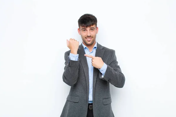 Joven Hombre Guapo Buscando Impaciente Enojado Señalando Guardia Pidiendo Puntualidad —  Fotos de Stock