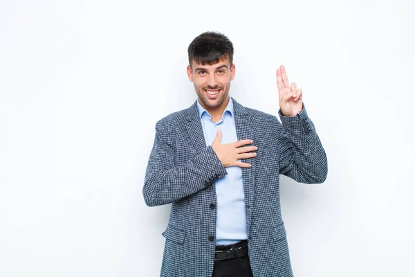 Jonge Knappe Man Ziet Gelukkig Zelfverzekerd Betrouwbaar Glimlachend Met Een — Stockfoto