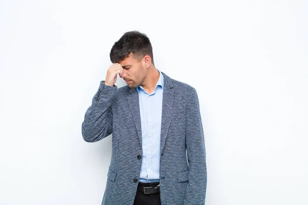 Jovem Homem Bonito Sentindo Estressado Infeliz Frustrado Tocando Testa Sofrendo — Fotografia de Stock