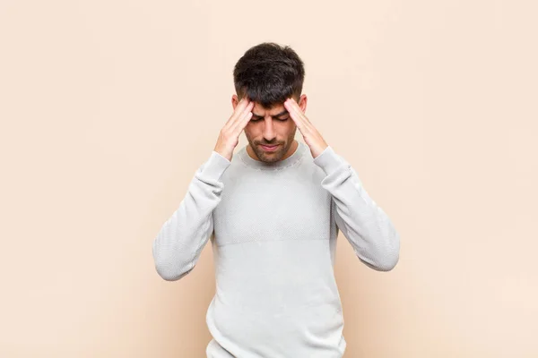 Jovem Bonito Homem Olhando Estressado Frustrado Trabalhando Sob Pressão Com — Fotografia de Stock