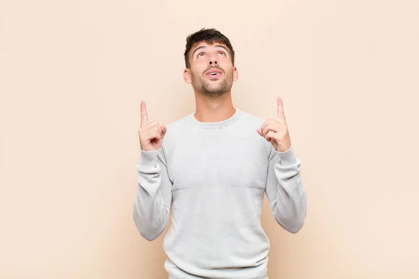 Joven Hombre Guapo Sintiéndose Asombrado Con Boca Abierta Apuntando Hacia — Foto de Stock