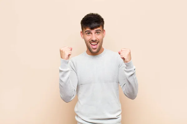 Junger Gutaussehender Mann Der Sich Glücklich Positiv Und Erfolgreich Fühlt — Stockfoto