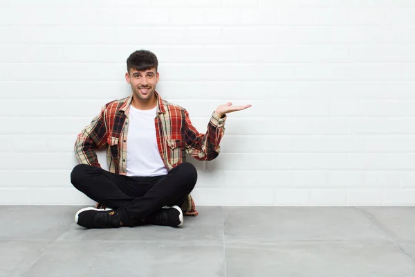 Jovem Homem Bonito Sorrindo Sentindo Confiante Bem Sucedido Feliz Mostrando — Fotografia de Stock