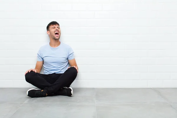 Young Handsome Man Screaming Furiously Shouting Aggressively Looking Stressed Angry — Stockfoto