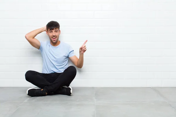 Jovem Homem Bonito Rindo Olhando Feliz Positivo Surpreso Percebendo Uma — Fotografia de Stock