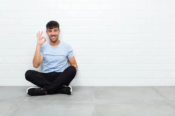 Jovem Homem Bonito Sentindo Bem Sucedido Satisfeito Sorrindo Com Boca — Fotografia de Stock