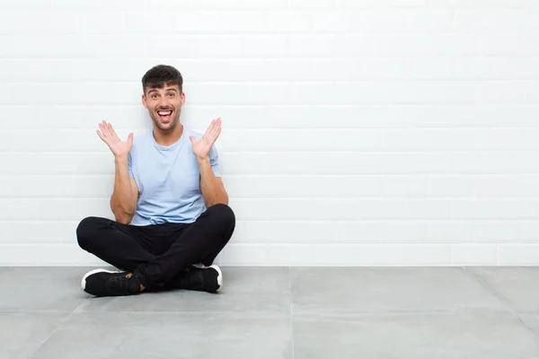 Jovem Bonito Homem Olhando Feliz Animado Chocado Com Uma Surpresa — Fotografia de Stock